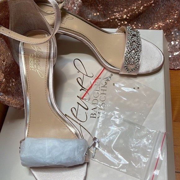 New in Box Jewel Badgley Mischka Pump - Picture 3 of 4